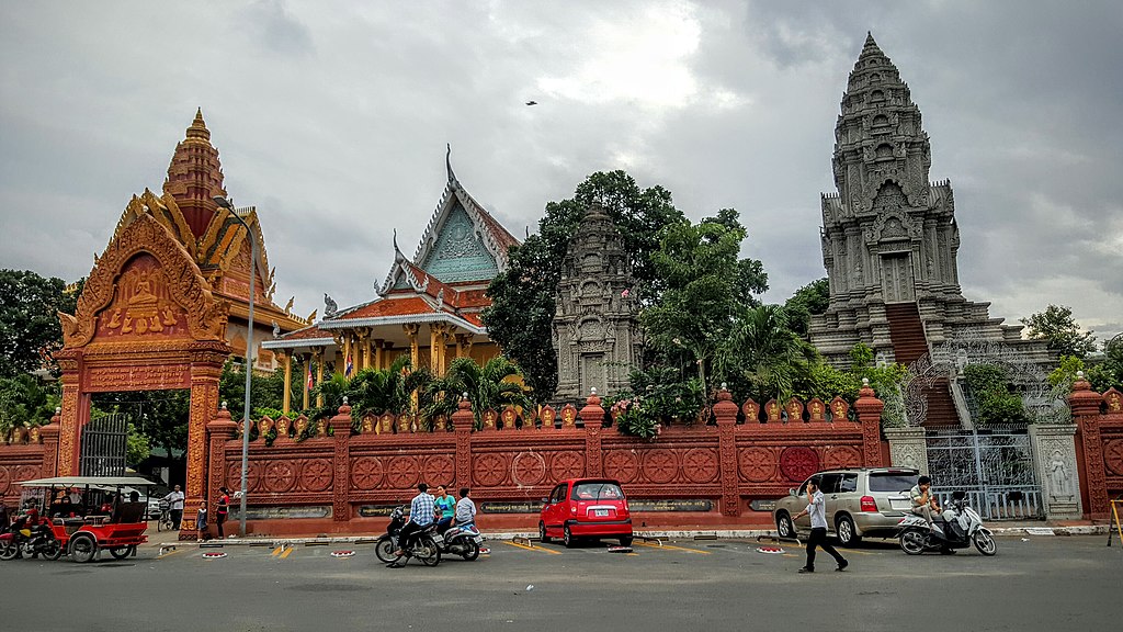 Wat_Ounalom_MonasterySangkat_Phsar_Kandal_Ti_Muoy_Phnom_Penh_12204_Campuchia26-06-16-Dyt_-_panoramio